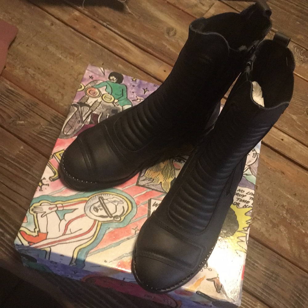 Black Moto Boots. Zip up!